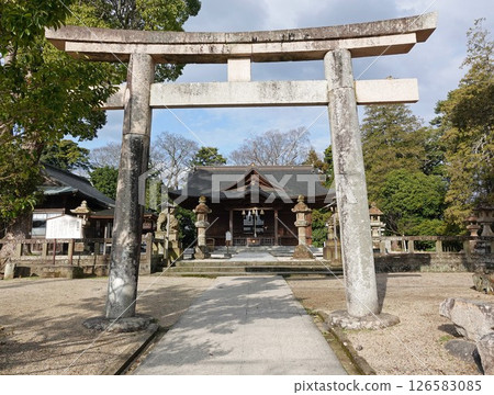 松江神社是祭祀移居到松江城二之丸地區的松江藩主鬆平的神社。 松江神社是祭祀移居到松江城二之丸地區的松江藩主鬆平的神社。 126583085