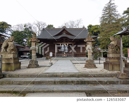 Matsue Shrine, dedicated to Matsudaira, the feudal lord of the Matsue domain, who was relocated to the Ninomaru area of Matsue Castle. 126583087