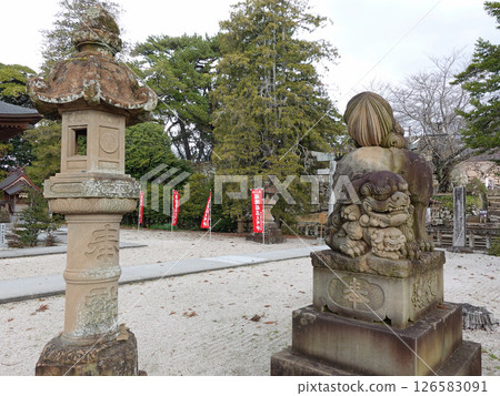 松江神社是祭祀移居到松江城二之丸地區的松江藩主鬆平的神社。 松江神社是祭祀移居到松江城二之丸地區的松江藩主鬆平的神社。 126583091