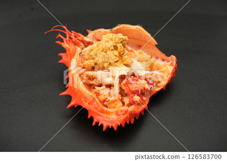去皮的蟹肉盛入花崎蟹殼中，淋上蟹味噌 126583700