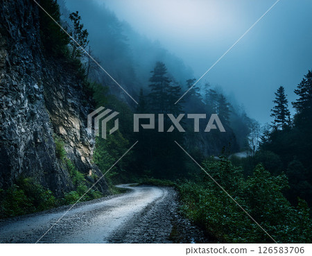 霧山中的高聳懸崖和崎嶇道路——人工智慧生成的圖像 126583706