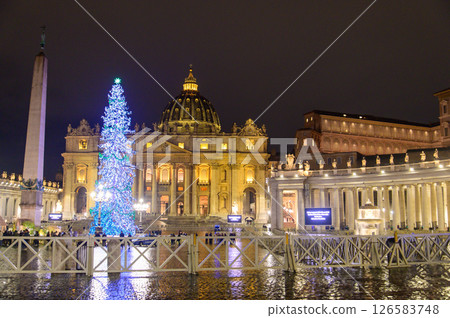 Beautiful night view of St. Peter's Square in the Vatican City Beautiful night view of St. Peter's Square in the Vatican City 126583748