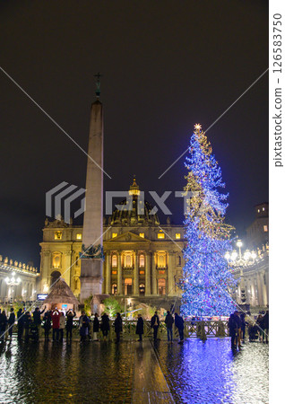 Beautiful night view of St. Peter's Square in the Vatican City 126583750