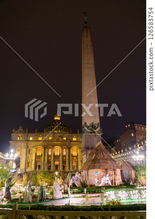 Beautiful night view of St. Peter's Square in the Vatican City 126583754