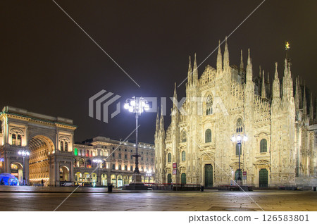 義大利米蘭大教堂的美麗燈光景觀 126583801