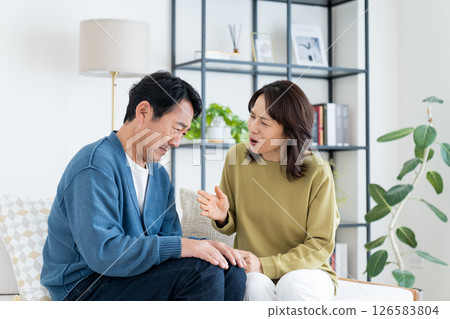 中年情侶打架 中年情侶打架 126583804