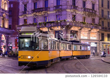 義大利米蘭有軌電車的美麗城市景觀 義大利米蘭有軌電車的美麗城市景觀 126584110
