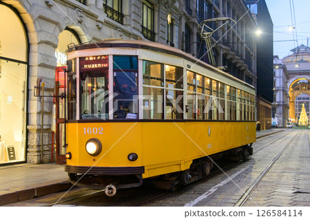 義大利米蘭有軌電車的美麗城市景觀 126584114