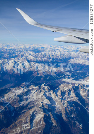 從飛機上欣賞雄偉的阿爾卑斯山美麗的雪景 126584277