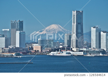 Winter: View of Minato Mirai and Mt. Fuji from the Bay Bridge 126584614