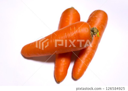 白色背景中的三根胡蘿蔔 126584925