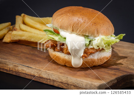 雞肉漢堡和薯條 雞肉漢堡和薯條 126585433