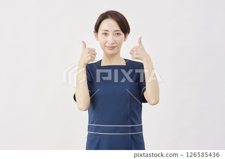 女美護士雙手白色背景好兆頭 126585436