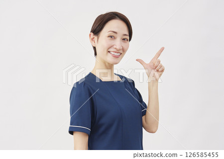 女性美容護理師檢查標誌白色背景 126585455