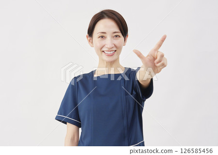 女性美容護理師檢查標誌白色背景 126585456