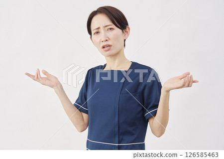 女美容護士，舉手的手勢，白色背景，看著相機 126585463