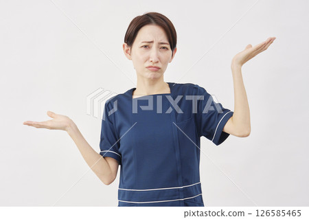 女美容護士，舉手的手勢，白色背景，看著相機 126585465