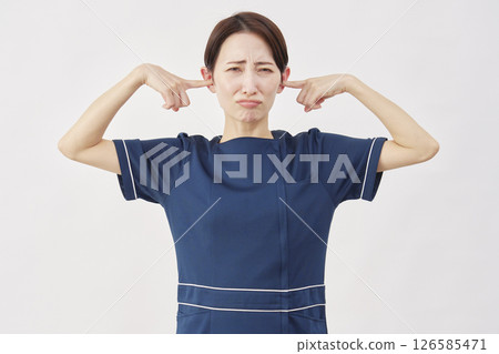 女美容護理師摀住耳朵白色背景 126585471