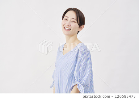 四十多歲的女人，肖像，看著相機，白色背景 126585473