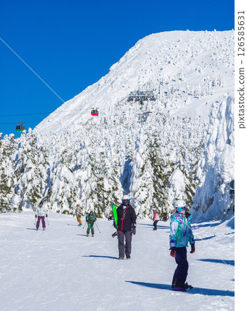 白雪皚皚的三寶光神山與覆霜的樹木,以及沿著霜原緩坡漫步的人們(山形縣藏王溫泉滑雪場霜原路線) 白雪皚皚的三寶光神山與覆霜的樹木,以及沿著霜原緩坡漫步的人們(山形縣藏王溫泉滑雪場霜原路線) 126585631