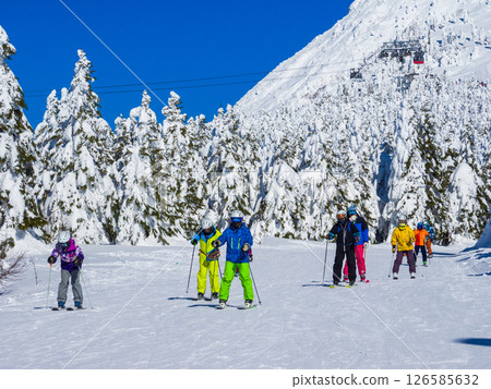 滑雪者手持滑雪杖在近乎平坦的緩坡上前進（山形縣藏王溫泉滑雪場霧凇雪道） 126585632