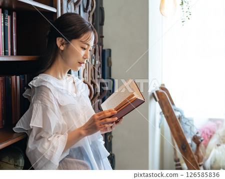 讀一本書的女人的肖像 126585836