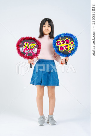 拿著扇子的女孩的全身照片 拿著扇子的女孩的全身照片 126585838