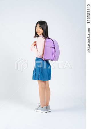 Full-body photo of an elementary school girl carrying a school bag 126585840