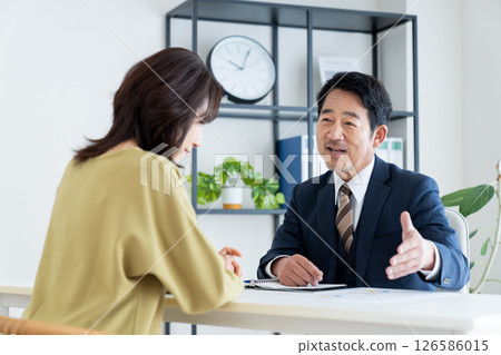 A planner selling to middle-aged women A planner selling to middle-aged women 126586015