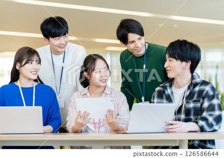 年輕的工程師在辦公室工作。照片由東京電子專門學校電波學園提供。 126586644