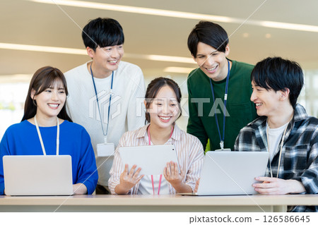 年輕的工程師在辦公室工作。照片由東京電子專門學校電波學園提供。 126586645