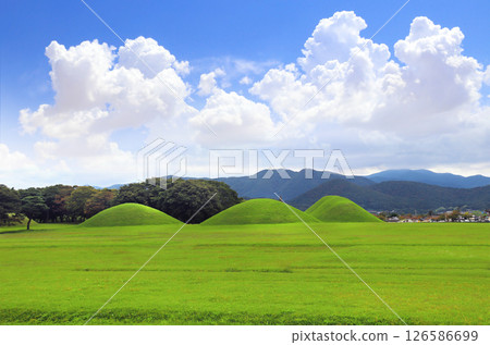 Grave hill for king of Silla Kingdom, Gyeongju, South Korea. Famous royal tombs in Cheonmachong park. Landmark of Gyeongju - burial mounds at Tumuli Park, Gyeongsangbuk-do, Republic of Korea 126586699