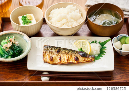 設置烤鯖魚的膳食 126586725