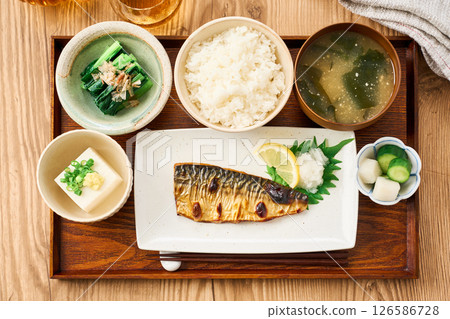 設置烤鯖魚的膳食 126586728