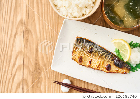 設置烤鯖魚的膳食 126586740