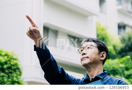 一名中年男子在戶外檢查設備 126586953