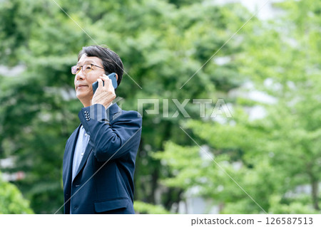 商人在戶外用智慧型手機交談 126587513