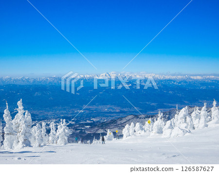從山頂附近眺望冰雪覆蓋的滑雪道和遠山(山形縣藏王溫泉滑雪場) 從山頂附近眺望冰雪覆蓋的滑雪道和遠山(山形縣藏王溫泉滑雪場) 126587627