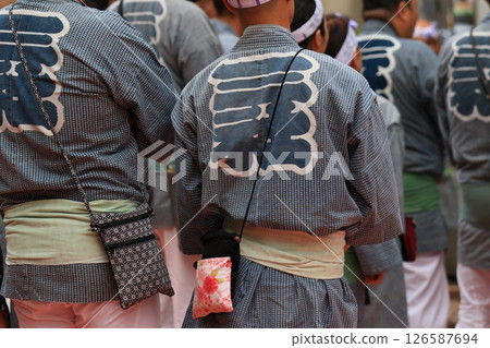 三社祭的抬神轎者 穿著祭祀半身裙的三社祭參加者 126587694