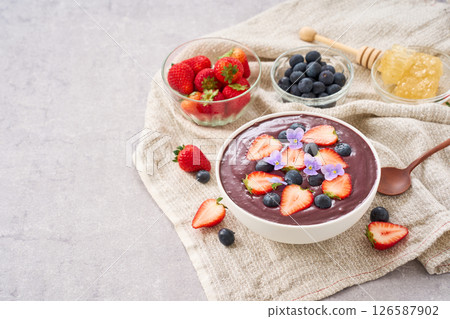 巴西莓碗，上面放有草莓和藍莓 126587902