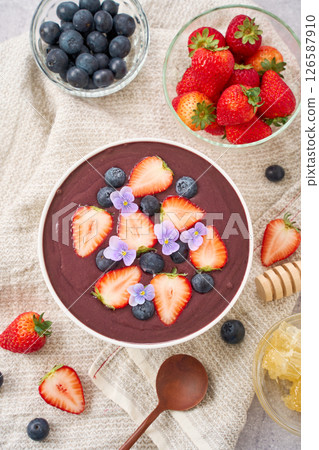 巴西莓碗，上面放有草莓和藍莓 126587910