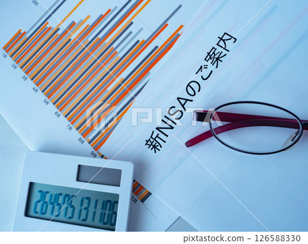 桌上的圖表、眼鏡、文件和計算器 126588330