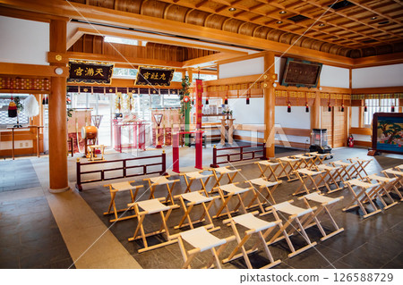 <Shichi-Go-San> Image of a prayer ceremony at a shrine <Shichi-Go-San> Image of a prayer ceremony at a shrine 126588729