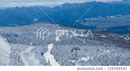 廣闊的冰原全景，配有滑雪道和索道（山形縣藏王溫泉滑雪場） 126589583