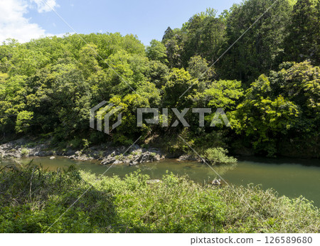 Scenery of the Inagawa River flowing through the valley 126589680