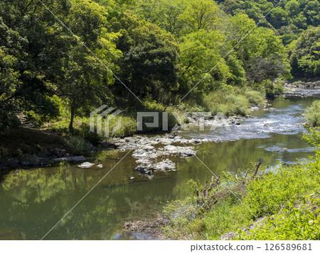 Scenery of the Inagawa River flowing through the valley 126589681