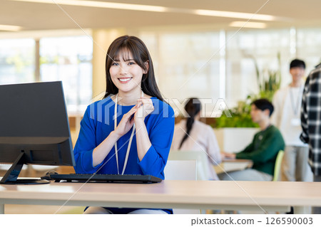 在辦公室工作的年輕女商人攝影合作:Dempa Gakuen Educational Corporation、東京電子學院 在辦公室工作的年輕女商人攝影合作:Dempa Gakuen Educational Corporation、東京電子學院 126590003