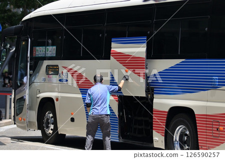 一輛滿載大件行李準備出發的特快巴士 一輛滿載大件行李準備出發的特快巴士 126590257