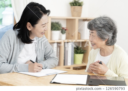 Care manager/care manager conducting a home visit Care manager/care manager conducting a home visit 126590793