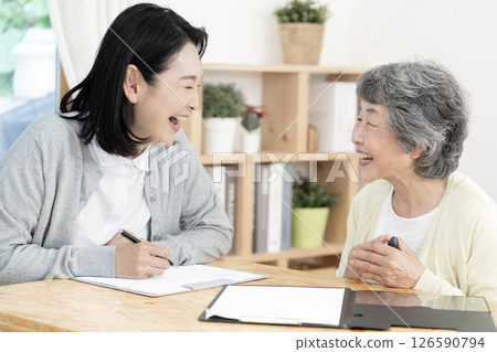 護理經理/護理經理進行家訪 護理經理/護理經理進行家訪 126590794